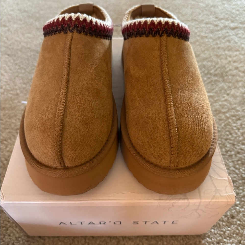 Brand new altard state cloud platform slippers. Size 9 color tan